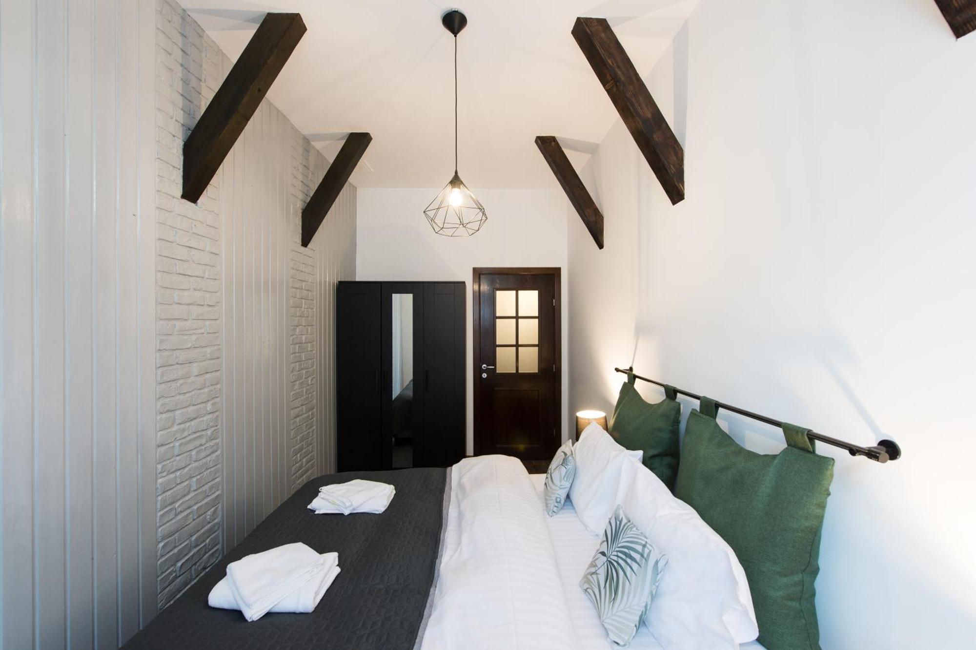 Lovely Brasov Flat With Patio And Mountain Views Kültér fotó