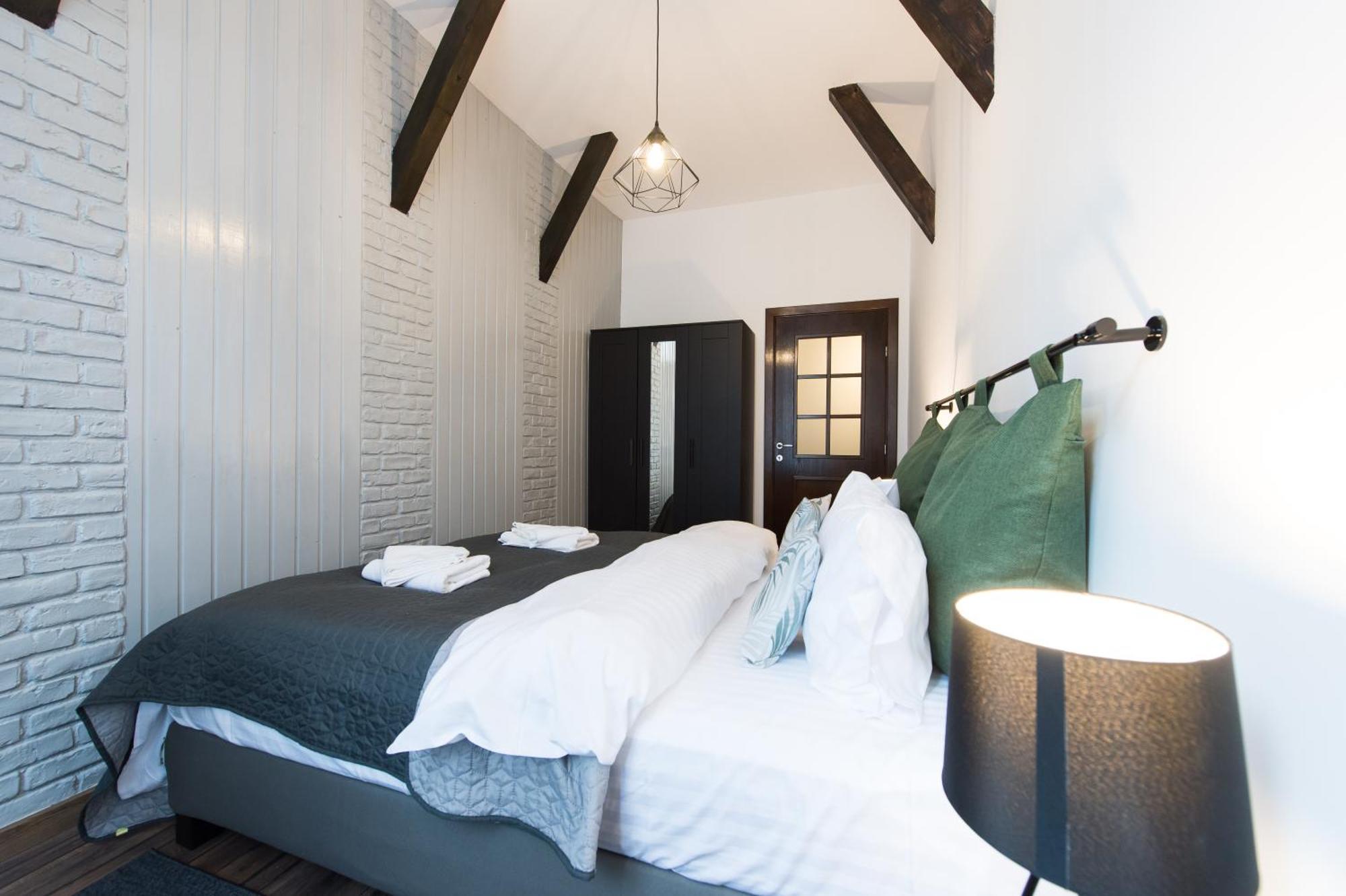 Lovely Brasov Flat With Patio And Mountain Views Kültér fotó