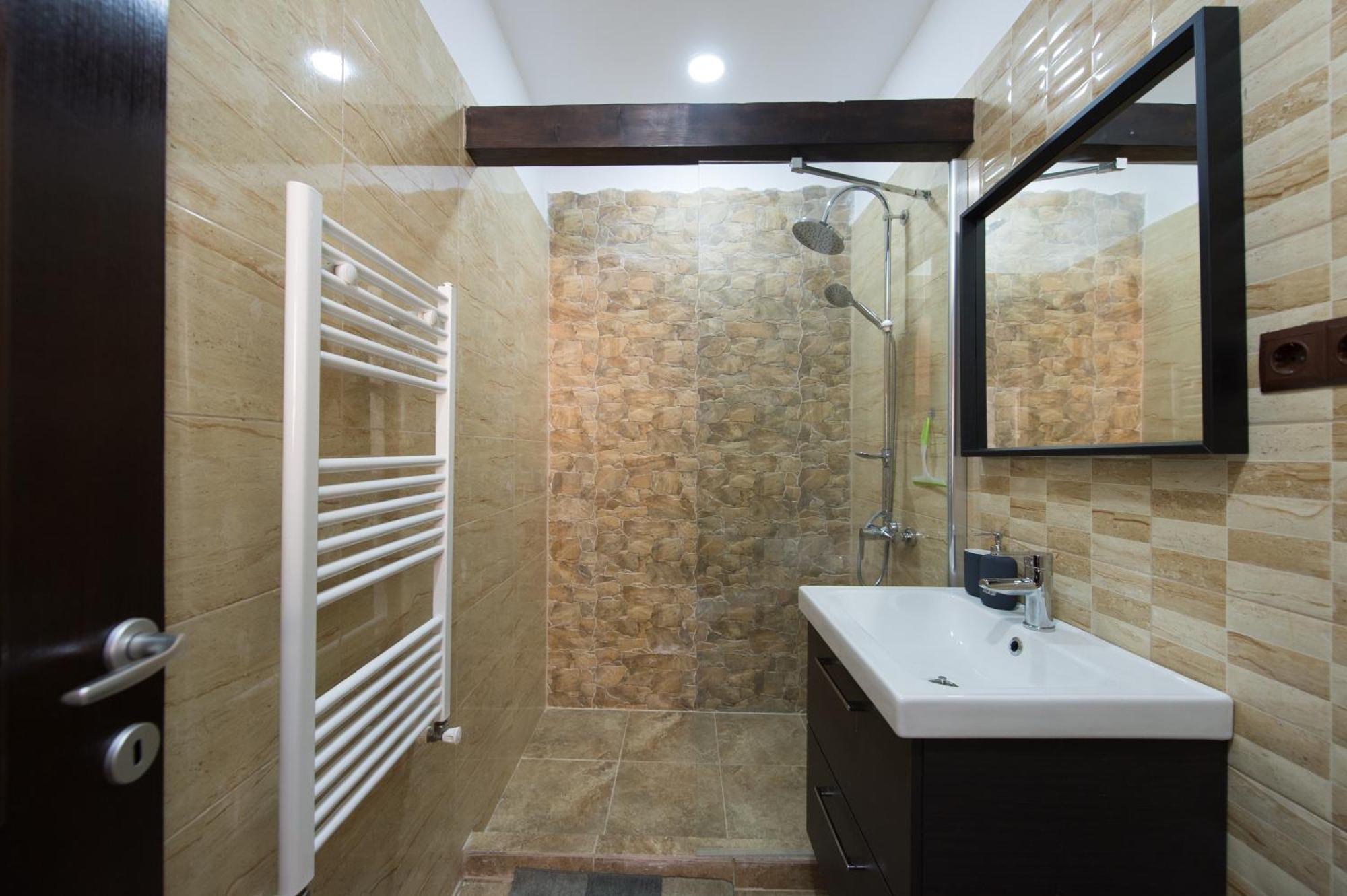 Lovely Brasov Flat With Patio And Mountain Views Kültér fotó