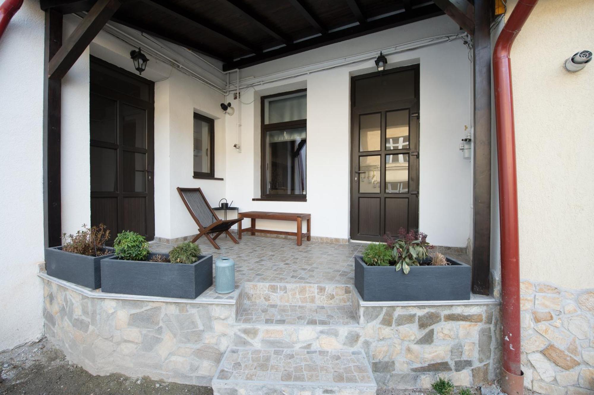Lovely Brasov Flat With Patio And Mountain Views Kültér fotó